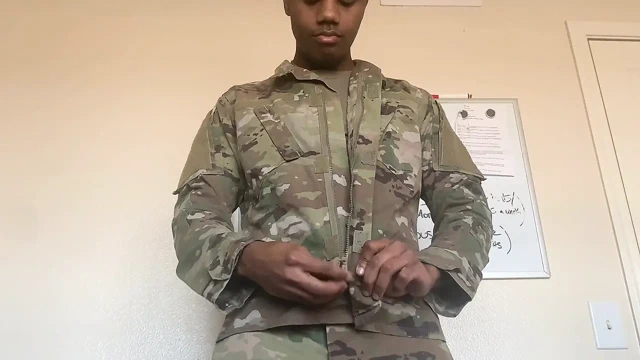 Büyük zenci asker üniformasını çıkarıyor ve boşalıyor