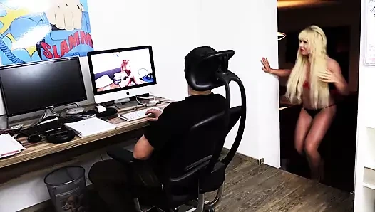 Blondi buddy mastürbasyon yaparken yakalandı