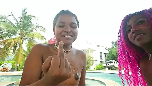 Latin kadın kremsi dildo yiyor ve tükürük dolu ggmansion