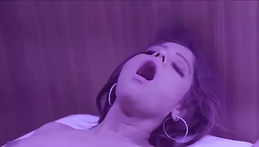 Hintli üvey anne ve üvey kız lezbiyen seks yapıyor