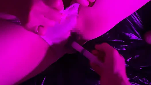 Evli bir kadına dildo kullanarak mastürbasyon yapıyor