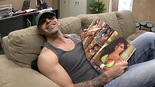 Azgın kız deve toynağı amcığı döl dolu küçük görünüyor