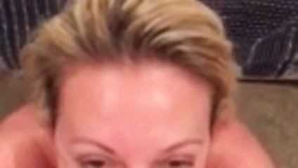 Jennifer ile boşalmak üzerinde yüz yemek horoz