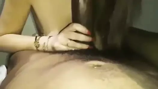 Büyük siyah horoz evcilleştirilmiş tarafından beyaz kız