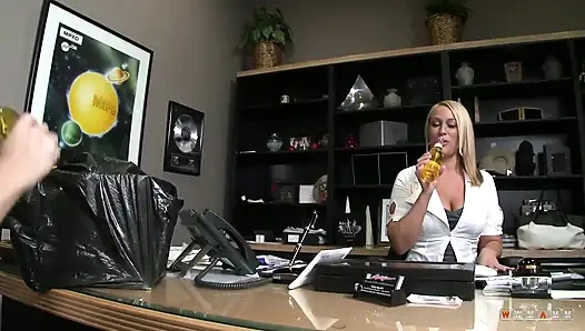 Tombul asistan büyük yarak sikilmek için canavar götünü itiyor