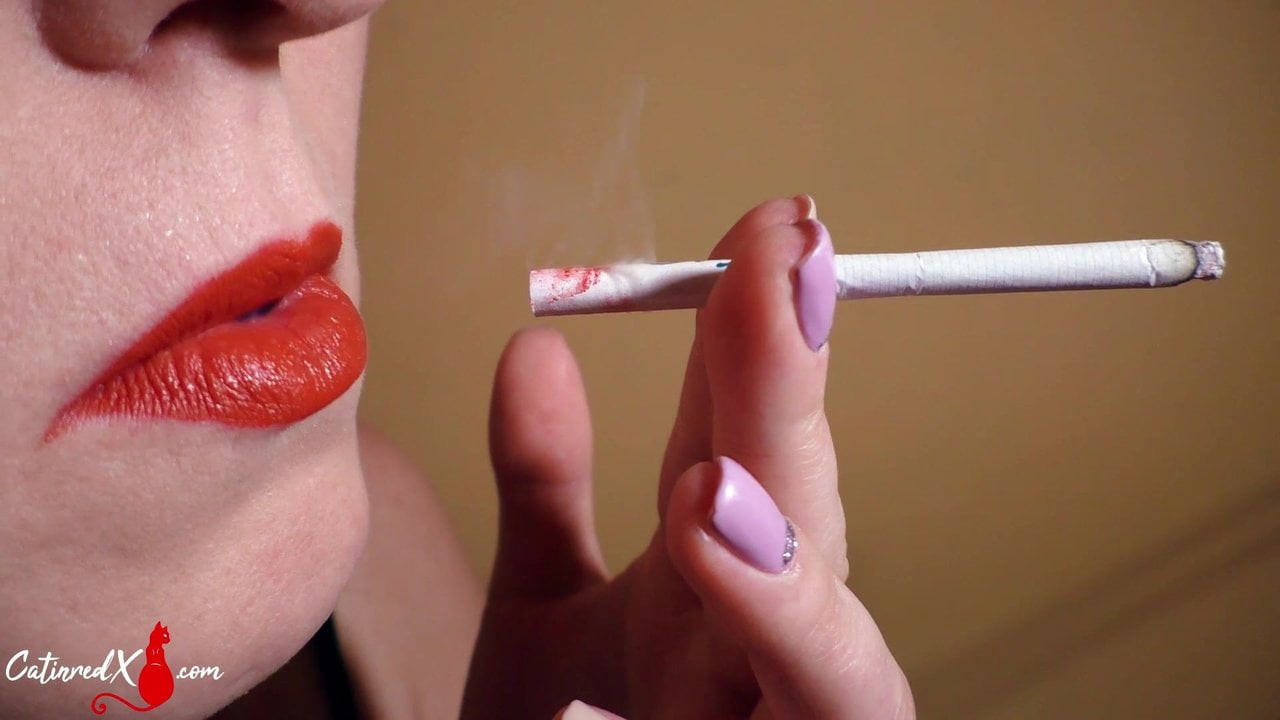 güzel kadın füme oral seks horoz ve Cum üzerinde yüz