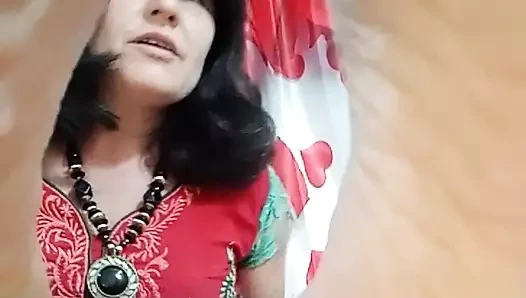 Büyük memeli amatör orta yaşlı seksi kadın ayakla mastürbasyon yapıyor