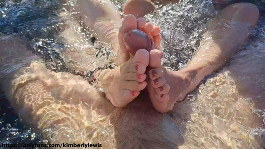 Islak üvey kız kardeşimin ayaklarına boşal - rüya açık havada küvette üçlü ayakla muamele 4k