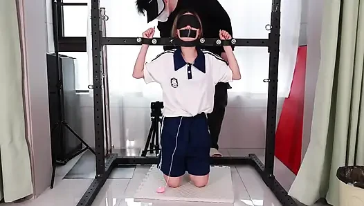 Yerinde metal tıkaçlı bir kız, diliyle oynuyor