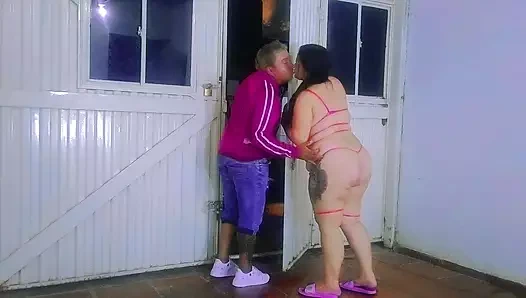 Kurye beni prezervatifsiz sikiyor, onu iç çamaşırıyla aldım ve beni sikme dürtüsüne karşı koyamadı