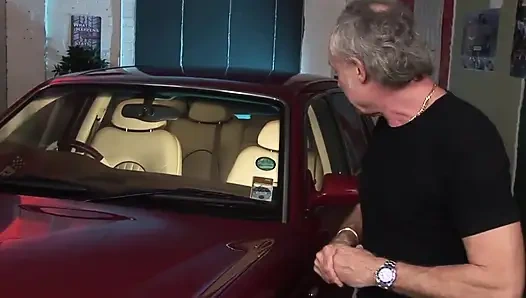 Yaşlı adamla ırklararası üçlü seks