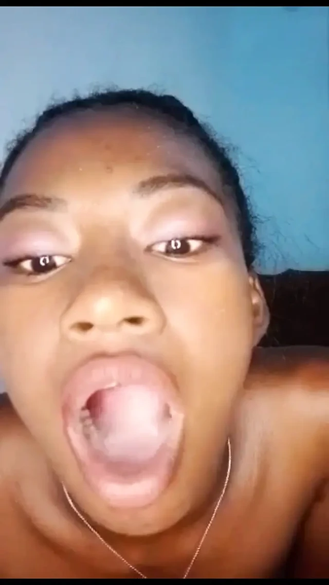 Kadın iyi emiyor ve sonunda dölünü yutuyor