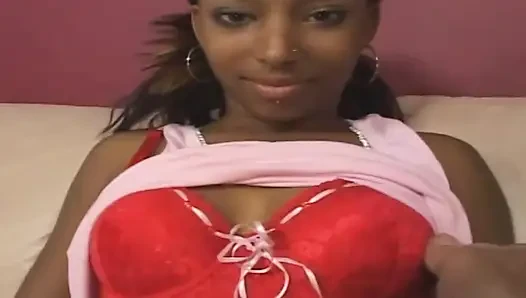 Zenci orta yaşlı seksi kadın ıslak grup üreme seansında genişliyor