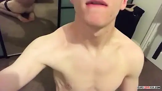 Twunk oğlan ortalığı dağıtıyor!