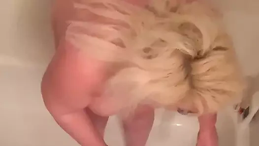 Boşalma seansım için duş alıyor ve yağlanıyor.