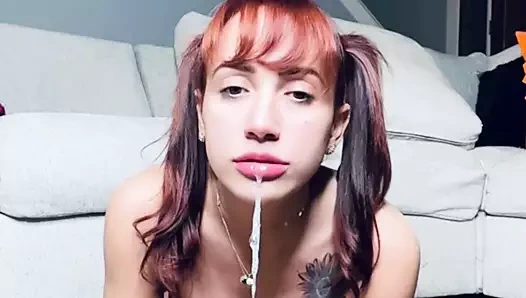 Minik sürtük küçük bir fahişe gibi fışkırtmadan önce büyük yapay penis ve yumruk alır