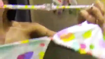 Sıcak fckin orospu gets becerdin sert içinde soyunma odası