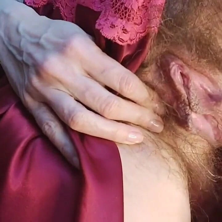 Klitorisimi Mastürbasyon Yaparken Çok Sert Boşaldım, Çok Tüylü Ve Kremamsı Vajinam, Sıcak MILF Mastürbasyon Yaptı