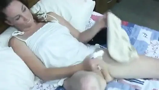 Genç güzel numara yatak odasında klitorisini ovuyor