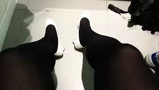 Siyah külotlu çorap teaser 7 ile beyaz patent pompaları