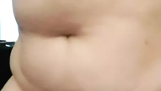 Evli kadın şişman amcığını kanepede ovuyor ve sert sikiyor