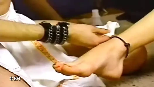 Dominatrix tarafından kırbaçlandı, boyun eğme.