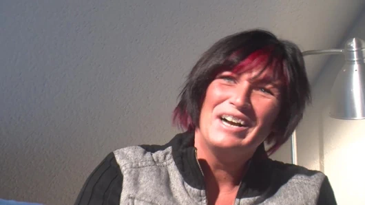 Azgın Alman genç erkek avcısı mutluluğunu büyük bir vibratörle buluyor