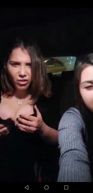 Esmer kadın arabada göğüslerini gösteriyor