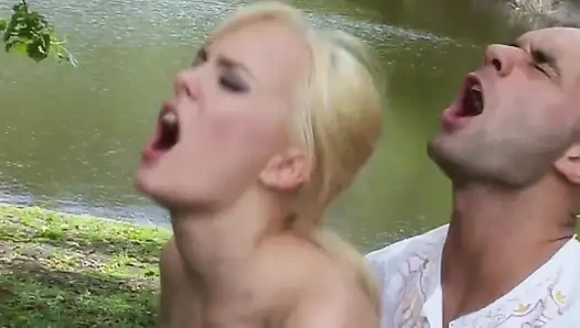 Olgun sarışın açık havada cennette zonklayan yarağı yutuyor