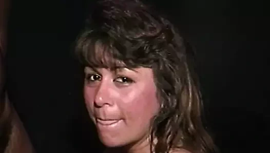 Edepsiz Fransız olgun sürtük zenci adam tarafından götten sikiliyor