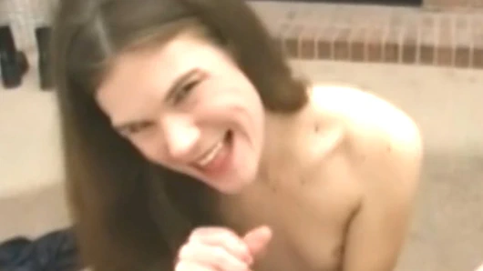 Sıska düz göğüslü esmer bir profesyonel gibi küçük bir yarak emiyor