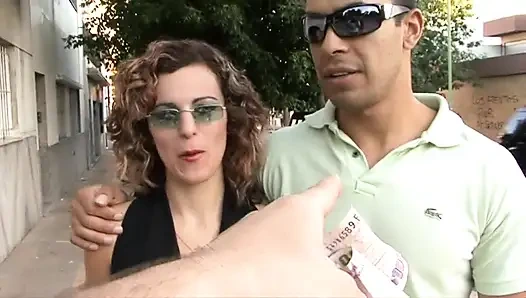 Evli kadın kocasının önünde büyük siyah yarakla sikiliyor