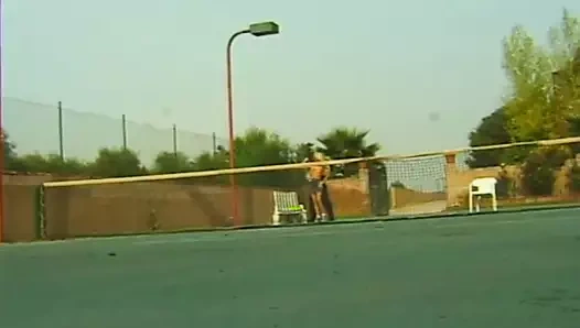 Aç sarışın sürtük gerçek bir kovboy kız gibi tenis kortunda horoz sürmek