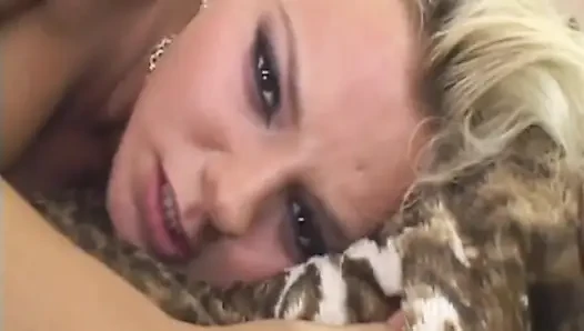 Sarışın orta yaşlı seksi kadın büyük zenci yarağını emiyor ve çığlık atarak orgazm oluyor