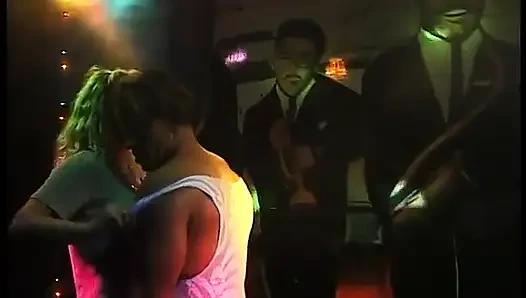 Kız dans ederken ıslanıyor