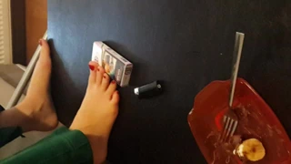 Gf'nin ayakları arkadaşlarının yanında alay ediyor, ayakları seksi ayak parmaklarıyla oynuyor