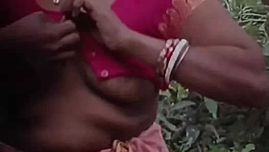 Seksi hatun açık banyoda banyo yapıyor