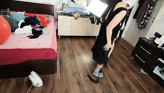 Amatör kadın kıyafetlerini denerken ve keserken eğleniyor.