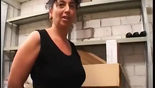 Nine genç adamla sikişiyor