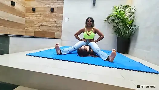 Göğüse oturma - güçlü bacaklar ve kaslar Lebian dövüş kızları