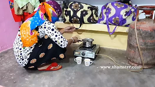 Genç çift mutfakta lanet seviyor