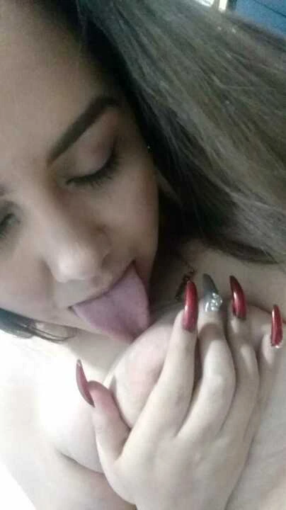 Benim büyük latin kıçım ve bacaklarım – böylece sikini okşayabilirsin