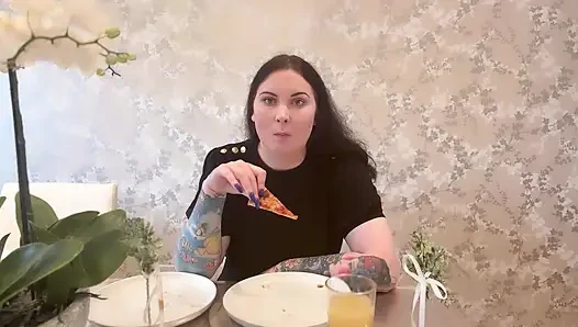 Bayan ffw peynirli pizza ve hamur köftesi yiyor