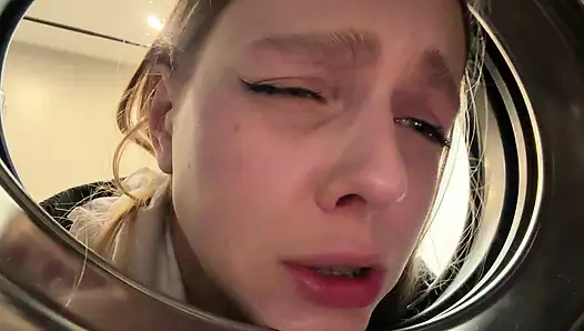 HAYAL ET, ÇAMAŞıR MAKINESINE SıKıŞTıM! Üvey kız kardeşimi çamaşır makinesinde siktim