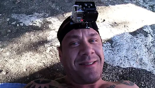 Kaslı ve dövmeli bir adamın büyük yarağı tatlı bir sarışının amını parçalıyor