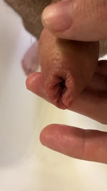 Крупным планом золотой мочи, изливающейся из моей крайней плоти