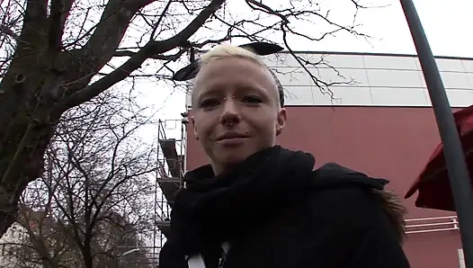 Sıska Alman genç kız bir profesyonel gibi şişman biniyor