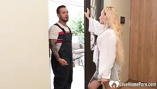 Tesisatçı sikiyle amımı temiziyor