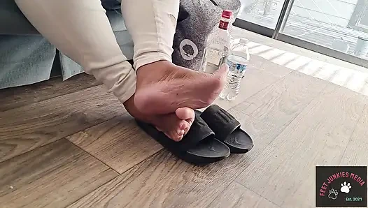 Lulusex iri güzel kadın günaydın ayaklarına tapıyor