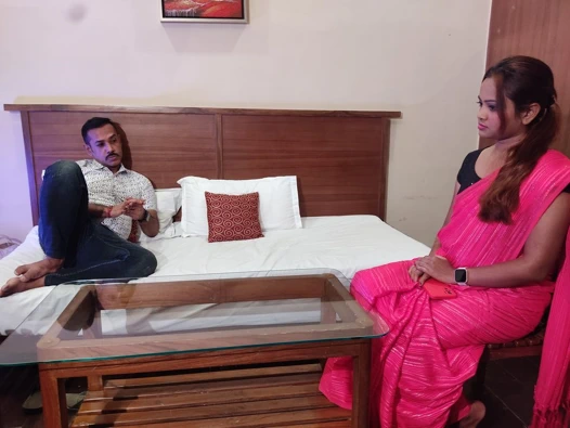 Bir kadın çalışanın patronuna boyun eğmesi, tam film